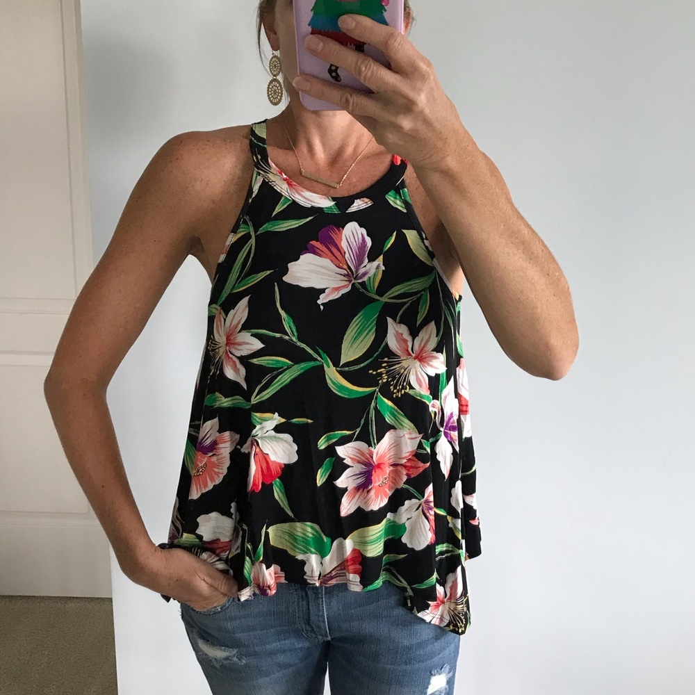 ☀️1 SM, 1 MED☀️🌺HP🌺Black Floral Tank - Picture 3 of 6